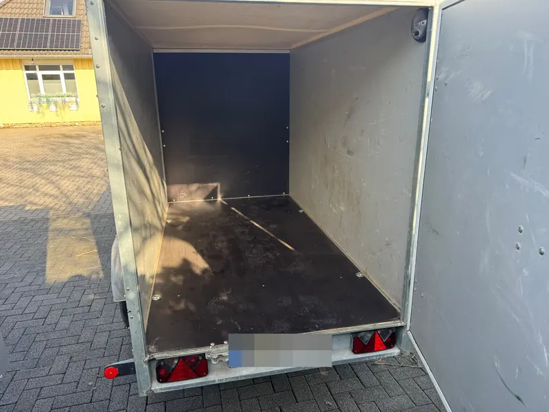 Boden und Stirnwand am Kofferanhänger erneuert: Fertig: neuer Boden und neue Stirnwand, Blick von hinten
