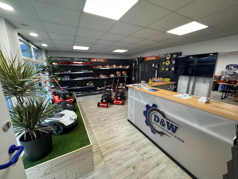 Unser Laden mit Ersatzteilwand und Theke