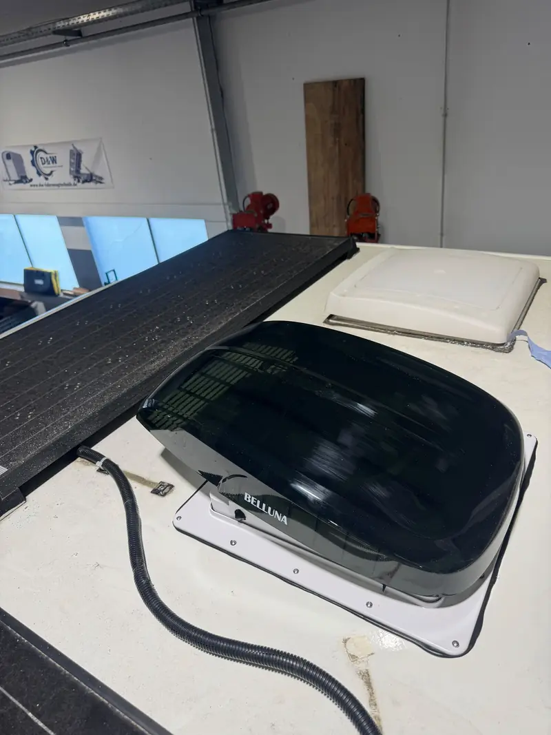MaxxFan Deluxe Dachlüfter mit neuem Dachausschnitt: Der Dachlüfter von der Seite