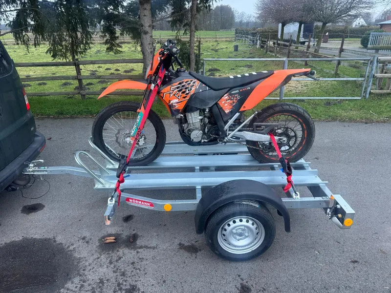 Motorradanhänger mit festgezurrtem Motorrad