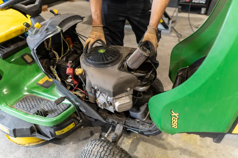 Motor am Rasentraktor