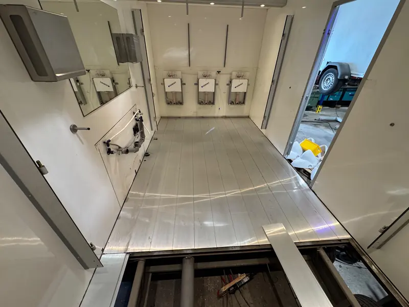 Der neue Boden aus 18-mm-Aluminiumprofilen wird eingebaut