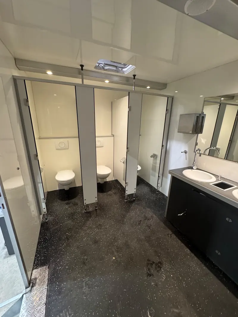 Vorher: Großprojekt: neuer Boden im XXL-Toilettenwagen
