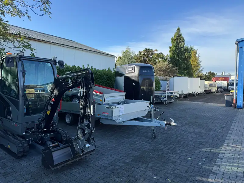 Hof von D&W mit Wörmann-Anhängern, einem Pferdeanhänger Gismo und einem Minibagger Wacker Neuson ET18