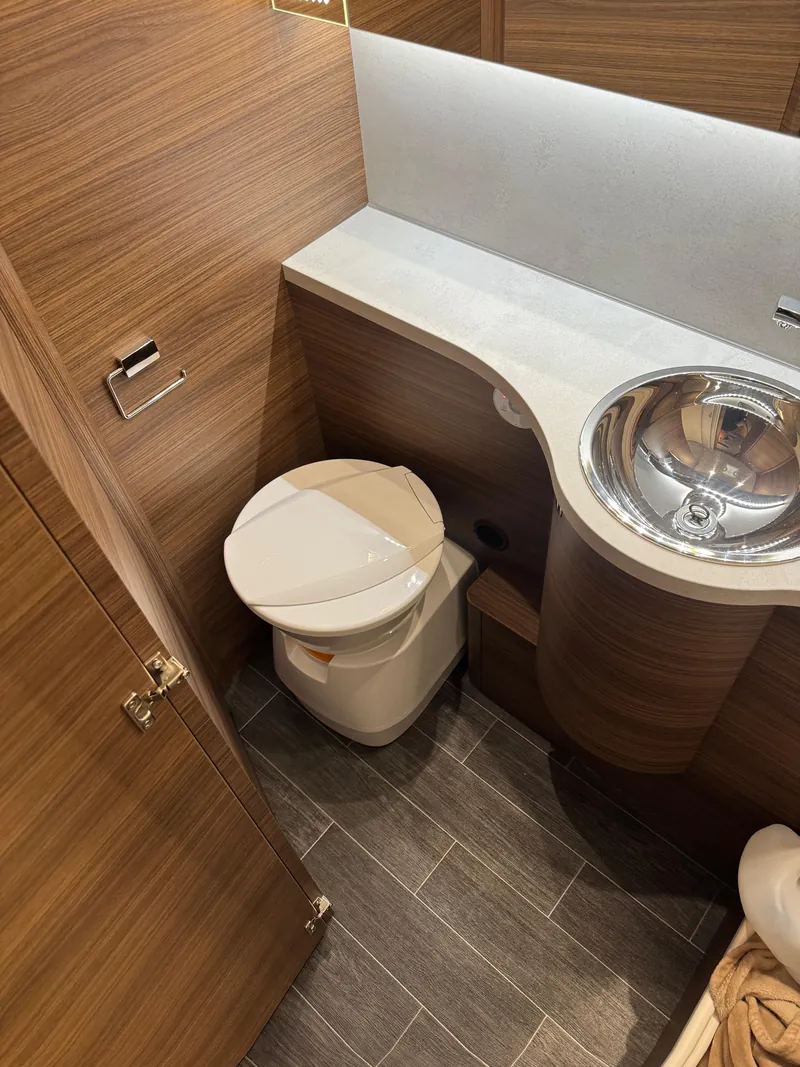 Vorher: Toilette aus dem Wohnwagen ausgebaut