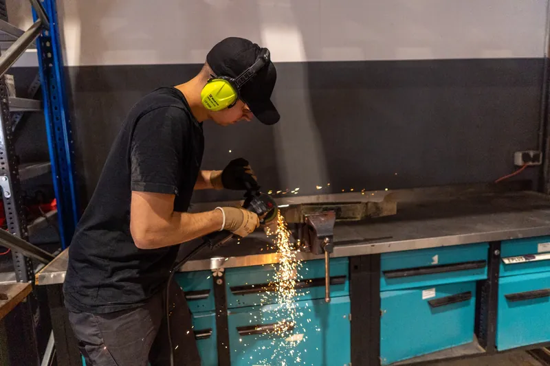Metallarbeiten an der Werkbank